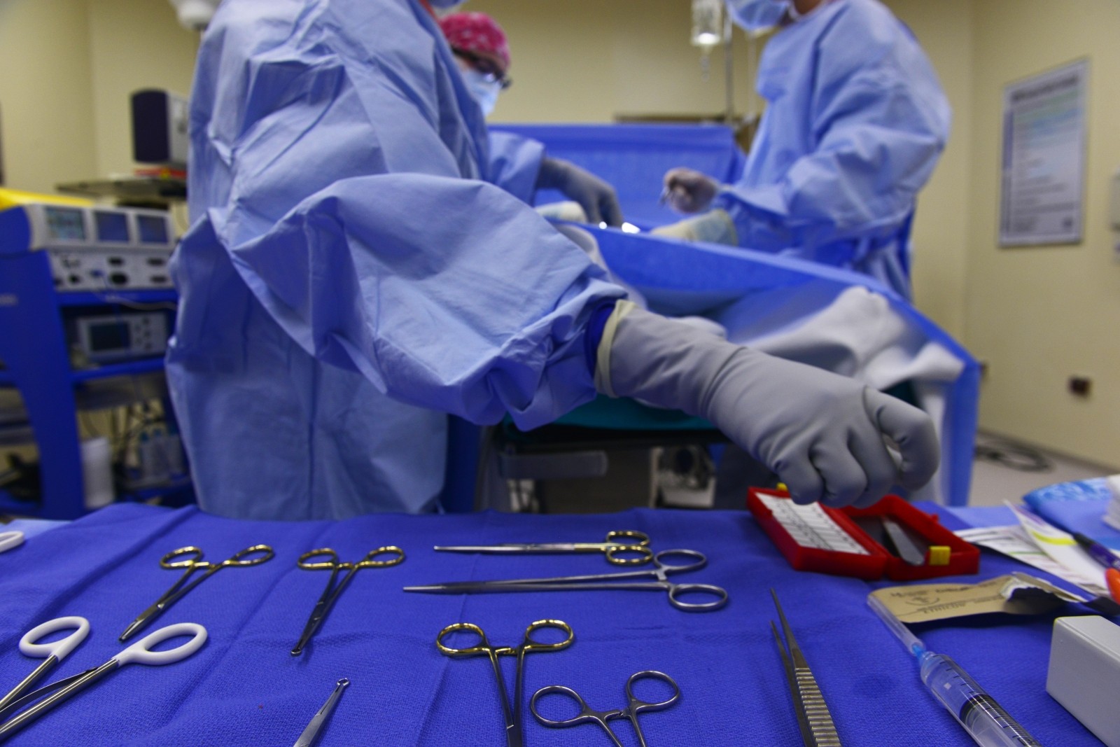 surgery-instruments-surgeons-operation-medical
